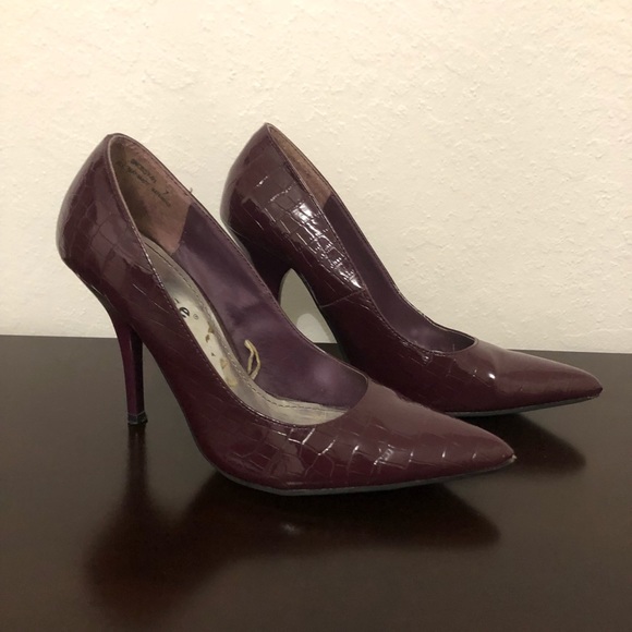 maroon snakeskin pointed toe heels - Picture 1 of 3